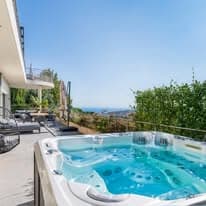 Terrasse avec jacuzzi